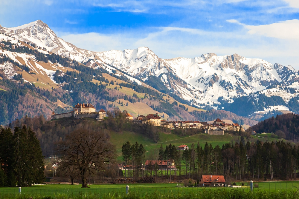 Le château de gruyères si situe en suisse dans le canton de fribourg. Les paccots est le hameau idéal pour vos vacances en suisse en famille. Il est situé à 25 min en voiture de ce château. Les plus belles randonnées de suisse. Appartement à louer fribourg (les paccots).